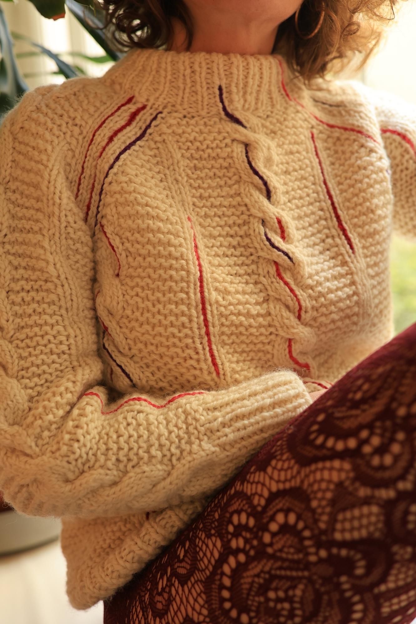 PULL À TORSADES BRODÉ