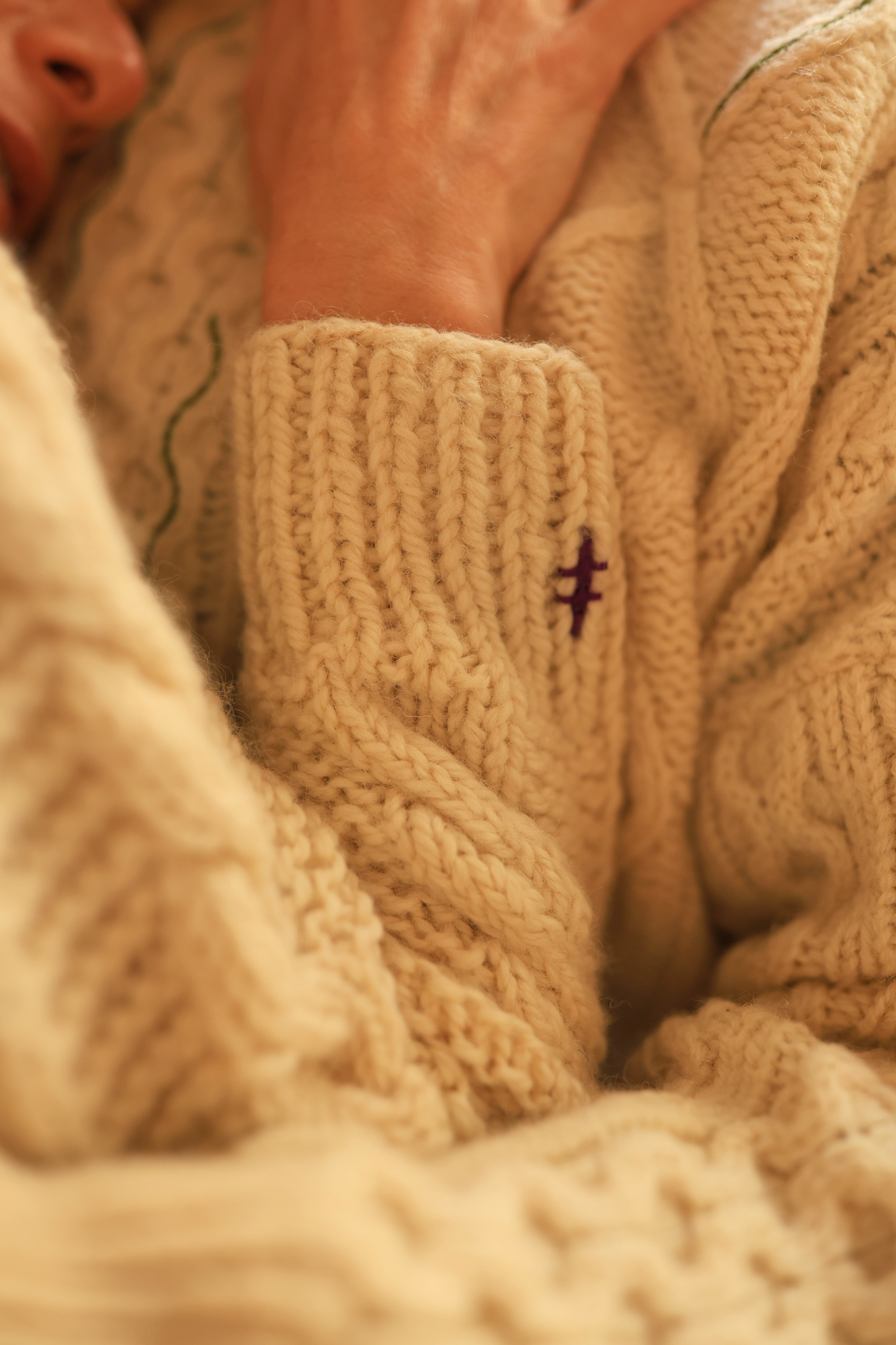 PULL À TORSADES BRODÉ