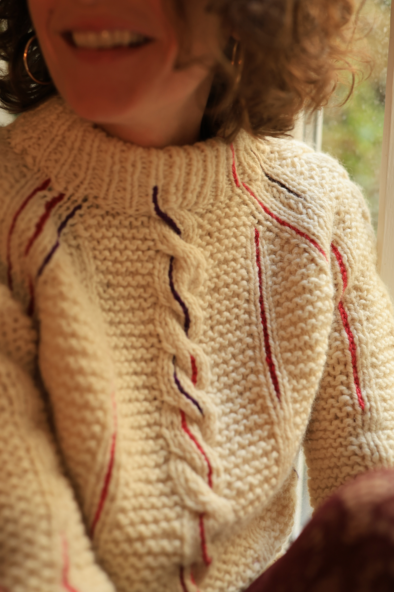 PULL À TORSADES BRODÉ